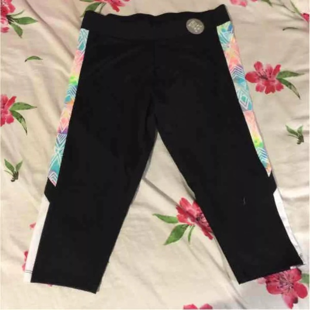 SOLD! VS PINK Ultimate Geo Side Crop Leggings